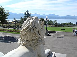 León de mármol a la entrada del palacio con vistas al lago Lemán