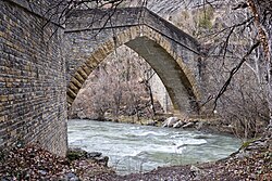Puente con pretil sobre el río Isábena.