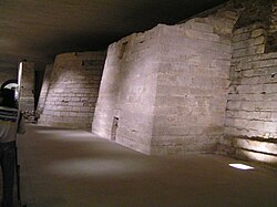 Restos de los cimientos medievales del Louvre
