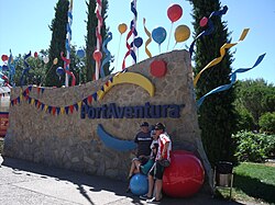 Fotografía de la entrada histórica al parque PortAventura Park.
