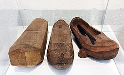 Madreñas asturianas tradicionales con tres tacones
