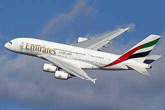 Avión en pleno vuelo atmosférico
