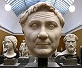 Sala de estatuas romanas con piezas como la de Pompeyo