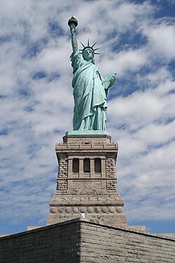 Ilustración o fotografía histórica de la Estatua de la Libertad relacionada con la llegada de inmigrantes.