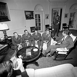 Reunión de Kennedy con pilotos de reconocimiento