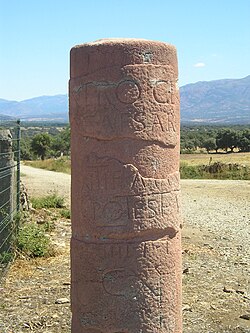 Columna miliaria de piedra situada en un yacimiento arqueológico romano