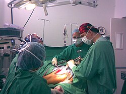 Procedimiento quirúrgico especializado en el área de ortopedia dentro de una institución hospitalaria.