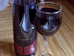 Copa de vino tinto sobre una superficie.