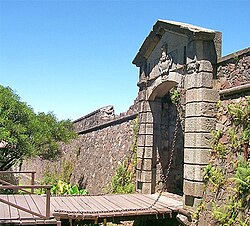Antiguo portal y muralla de Colonia del Sacramento