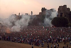 Hinchas italianos celebran la victoria de su selección en Roma