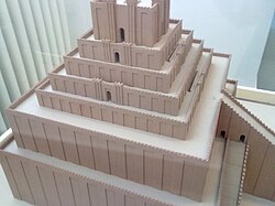 Maqueta del templo Etemenanki
