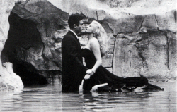 Escena clásica de la película La dolce vita ambientada en el monumento.