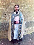 Sacerdote anglicano con ornamentos catedralicios y capa pluvial