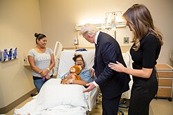 El presidente Donald Trump junto a su esposa Melania en un encuentro con víctimas