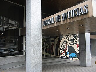 Entrada del edificio del JN en Oporto