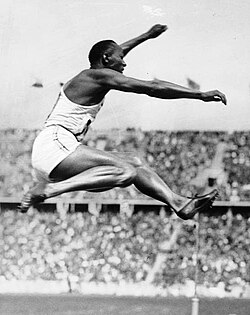 Jesse Owens compitiendo en el salto de longitud en Berlín.