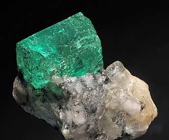 Cristal de esmeralda en bruto