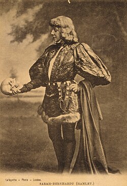 La actriz Sarah Bernhardt interpretando a Hamlet en 1899