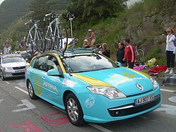 Vehículo de equipo en la subida a Alpe d'Huez durante el Tour de Francia