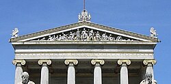 Frontón neoclásico de estilo jónico en la Academia Nacional de Arte de Atenas, diseñado por Theophil Hansen entre 1859 y 1885.