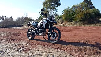 Motocicleta doble propósito en un entorno al aire libre