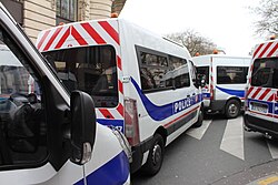 Vehículos de la Policía Nacional de Francia en la Rue Nicolas-Appert