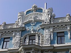 Detalle ornamental del edificio en la calle Elizabetes 10b