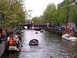 Canal en Ámsterdam durante el Día de la Reina