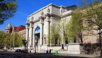 Vista general y fachada del Museo Americano de Historia Natural frente a áreas verdes en Nueva York.