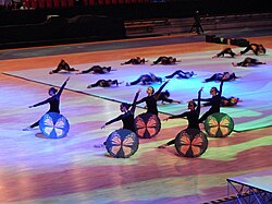 Grupo de gimnastas realizando una demostración de Gimnasia para Todos con accesorios