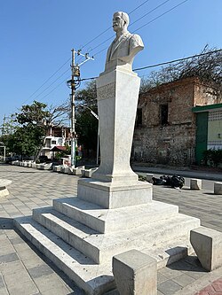 Busto de Alejandro Domínguez Palas en la plaza principal de Soledad
