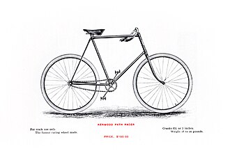 Fotografía histórica de una bicicleta Kenwood Path Racer de 1895 con cuadro alto.