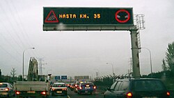 Panel de mensajería variable instalado sobre una vía de circulación