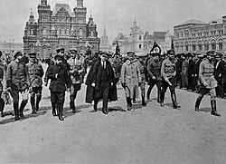 Vladímir Lenin con comandantes en la Plaza Roja en 1919