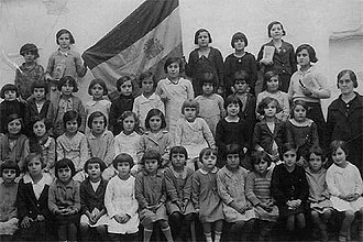 Una maestra y su clase en El Saucejo, Sevilla, hacia 1931.
