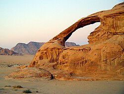 Arco natural producido por la erosión eólica en Jebel Kharaz, Jordania