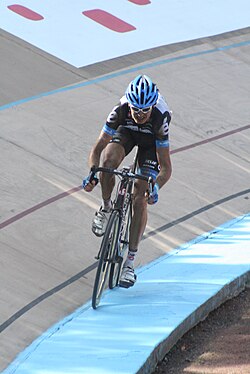 Johan Vansummeren celebrando su victoria en el velódromo de Roubaix.