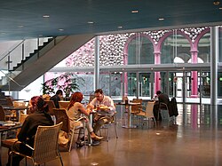 Interior de una cafetería situada en el Instituto del Teatro de Barcelona