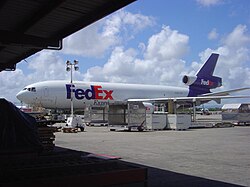 Avión McDonnell Douglas DC-10F de FedEx Express en un aeropuerto