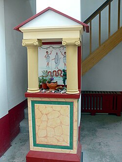 Reconstrucción de un lararium doméstico romano.