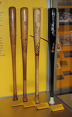 Bates de béisbol históricos exhibidos en exposiciones oficiales.