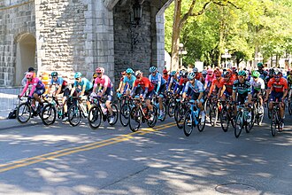 Ciclistas compitiendo en el circuito urbano del Gran Premio de Quebec 2019