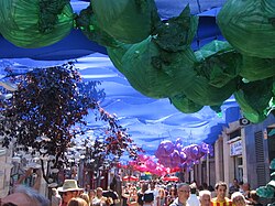 Fotografía general de una calle decorada durante las Fiestas de Gracia en 2013