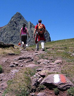 Senderistas en el GR-11 cerca del pico Anayet