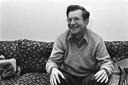 Noam Chomsky en 1977