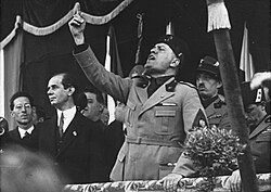 Benito Mussolini dando un discurso en Milán en mayo de 1930