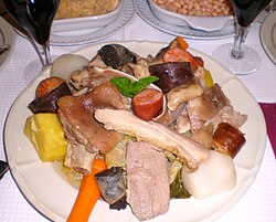 Plato de Cozido à portuguesa servido