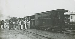 Fotografía de archivo de pasajeros abordando un tren en el Congo Belga a principios del siglo XX