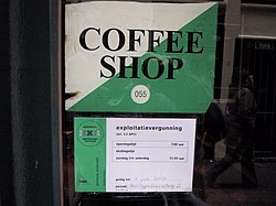 Licencia requerida junto a la entrada de un coffee shop