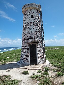 Restos del faro e instalaciones históricas en el atolón
